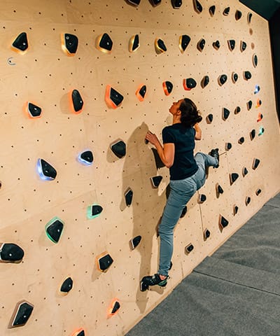 Mur d'escalade connecté et interactif - Climbing Districtpx
